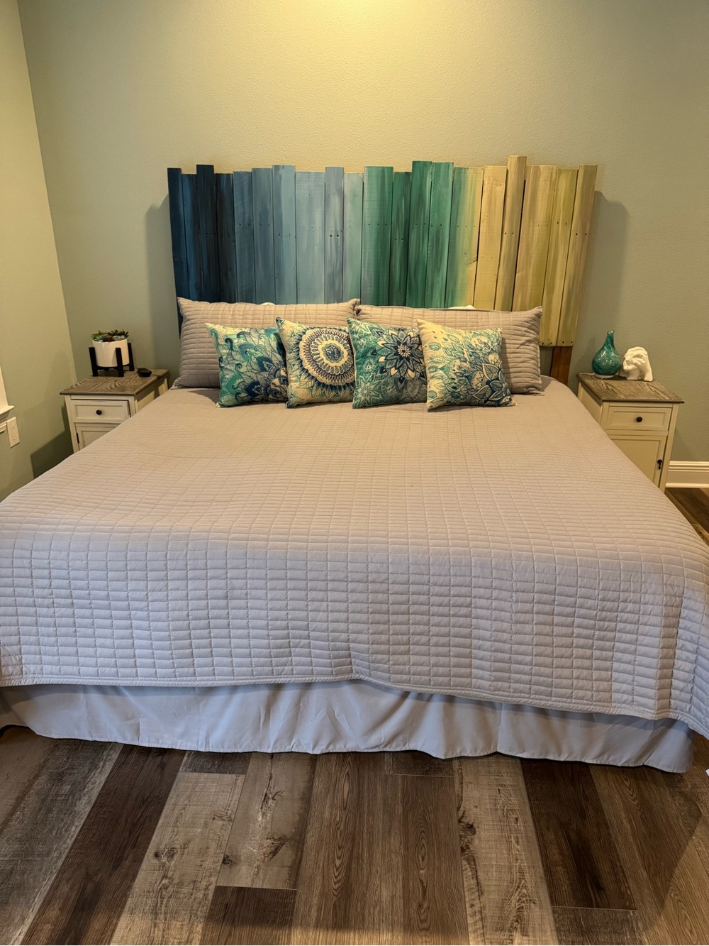 Kienna Quilt Coverlet Bedspread in Light Gray - King Size w/ Matching Shams